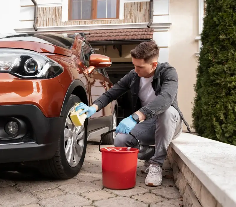 Lavage auto à domicile Sainte-Honorine-la-Chardonne : professionnel intervenant sur un véhicule